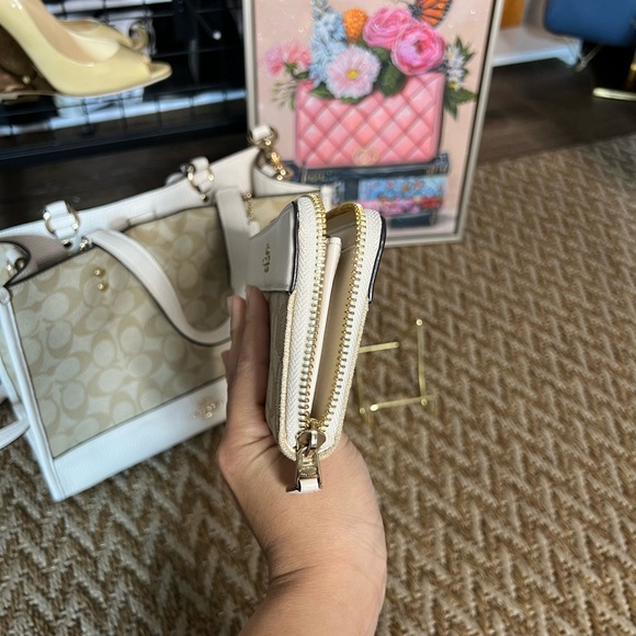 🔥🔥 Beautiful Coach Signature Tote Bag/ crossbody and matching wallet - Picture 10 of 14